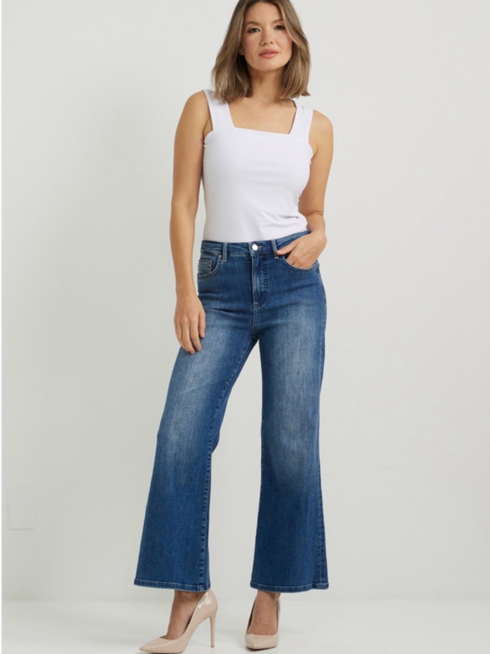 Joseph Ribkoff High-Rise Wide Leg Jeans in Medium Blue (Style 222927) Size 8